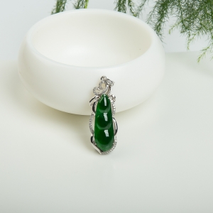 18K糯种翠绿翡翠连中三元吊坠