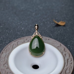 18K金镶钻山料和田碧玉水滴吊坠