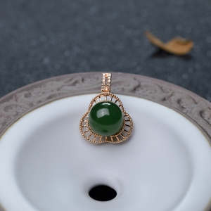 18K金镶钻山料和田碧玉吊坠