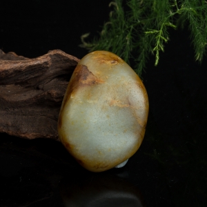 籽料俏色和田玉随形吊坠