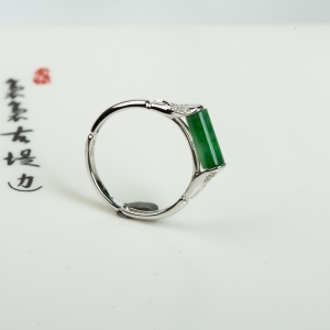 18K糯种豆绿翡翠戒指