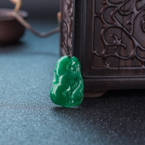 糯种豆绿翡翠年年有余吊坠