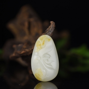 籽料俏色和田玉蝶恋花吊坠