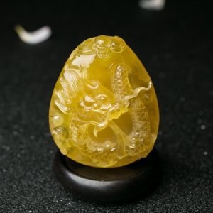 鸡油黄蜜蜡龙吊坠