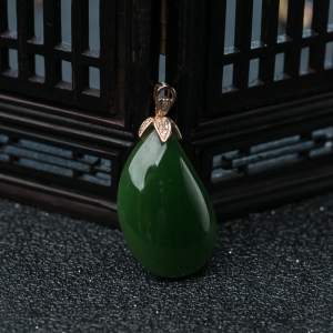 18K金镶钻山料和田碧玉随形吊坠