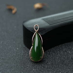 18K金镶钻山料和田碧玉水滴吊坠