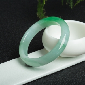 57mm糯种飘翠翡翠手镯