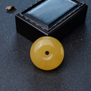 鸡油黄蜜蜡平安扣吊坠