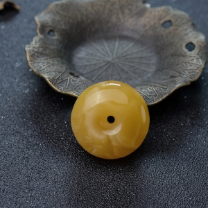 蜜蜡平安扣吊坠