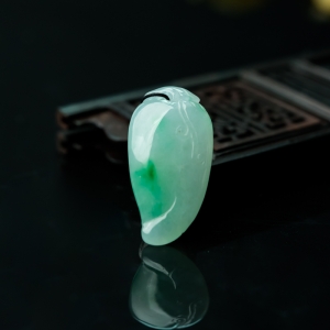 糯冰种飘翠翡翠寿桃吊坠