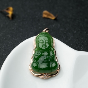 18K金镶钻山料和田碧玉宝宝佛吊坠