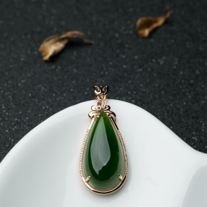 18K金镶钻山料和田碧玉水滴吊坠