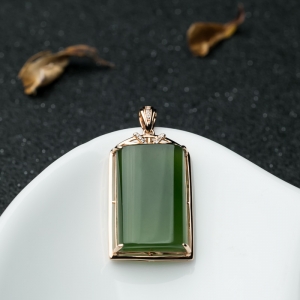 18K金镶钻山料和田碧玉无事牌吊坠