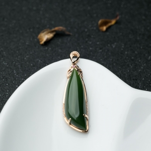 18K金镶钻山料和田碧玉随形吊坠