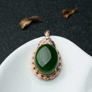 18K金镶钻山料和田碧玉蛋面形吊坠