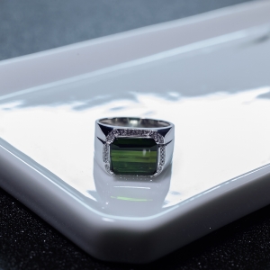18K金镶钻绿色碧玺戒指