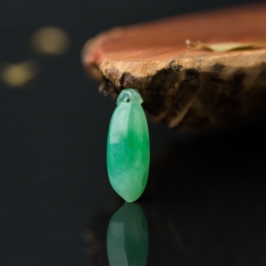 糯冰种翠绿翡翠辣椒吊坠