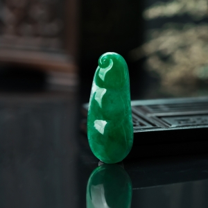 糯种翠绿翡翠福豆吊坠