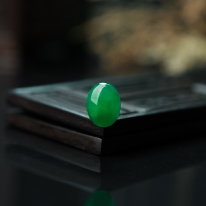 糯冰种翠绿翡翠戒面