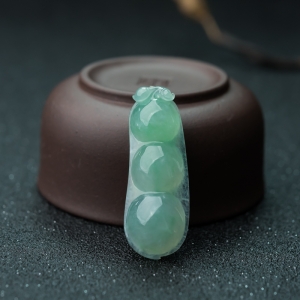 糯冰种豆绿翡翠福豆吊坠
