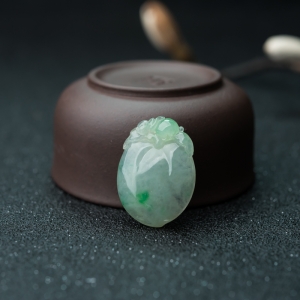 糯冰种飘翠翡翠寿桃吊坠