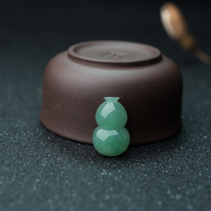 糯种豆绿翡翠葫芦吊坠