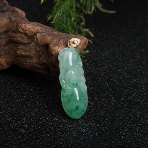 18k糯冰种飘翠翡翠猴子献桃吊坠