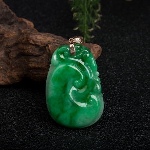 18k糯种翠绿翡翠如意吊坠