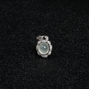 银镶糯冰种翡翠吊坠