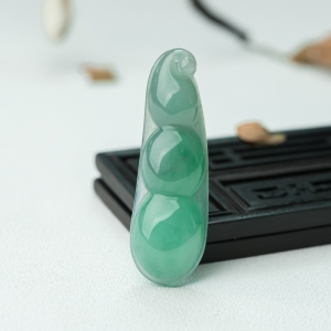 糯冰种豆绿翡翠福豆吊坠