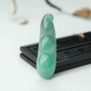糯冰种豆绿翡翠福豆吊坠