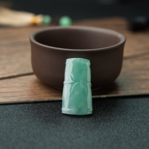 糯冰种豆绿翡翠节节高升吊坠