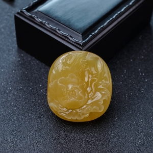 鸡油黄蜜蜡花吊坠