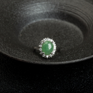 银镶糯种浅绿翡翠戒指