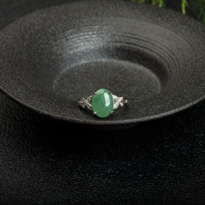 银镶糯种浅绿翡翠戒指