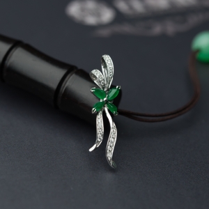 18K糯冰种翠色翡翠随形吊坠