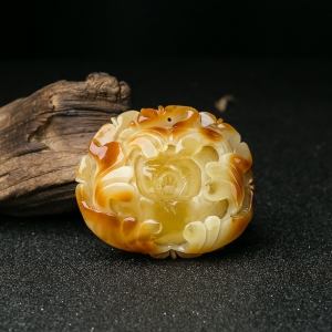 俏色蜜蜡牡丹花吊坠