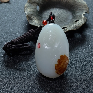 山料俏色和田玉观音吊坠