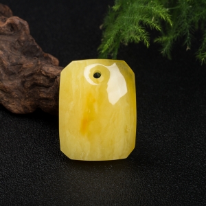 俏色蜜蜡无事牌吊坠