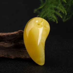 鸡油黄蜜蜡随形吊坠