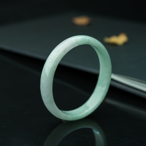 51mm糯种浅绿翡翠贵妃镯