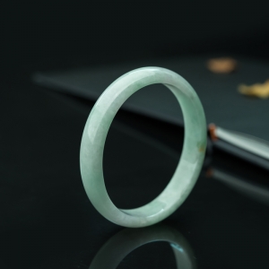 55mm糯种浅绿翡翠贵妃镯
