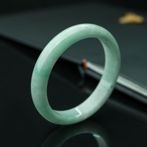 57mm糯种浅绿翡翠手镯