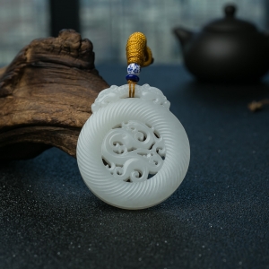 山料和田白玉镂雕龙牌吊坠