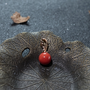 18K沙丁珊瑚圆珠吊坠