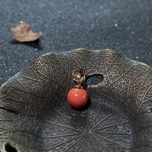 18K沙丁珊瑚圆珠吊坠