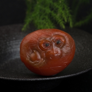 俏色南红猴子吊坠