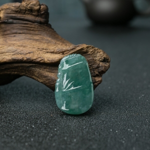 糯冰种灰绿翡翠竹节吊坠