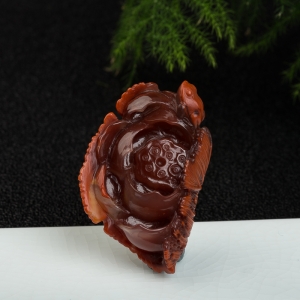 俏色南红莲花吊坠