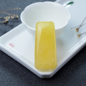 鸡油黄蜜蜡方牌吊坠